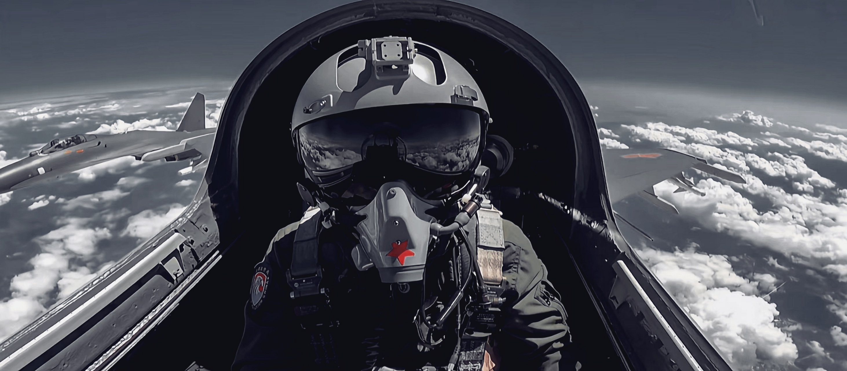 三位飞行员的氧气面罩各不相同,你喜欢哪种?