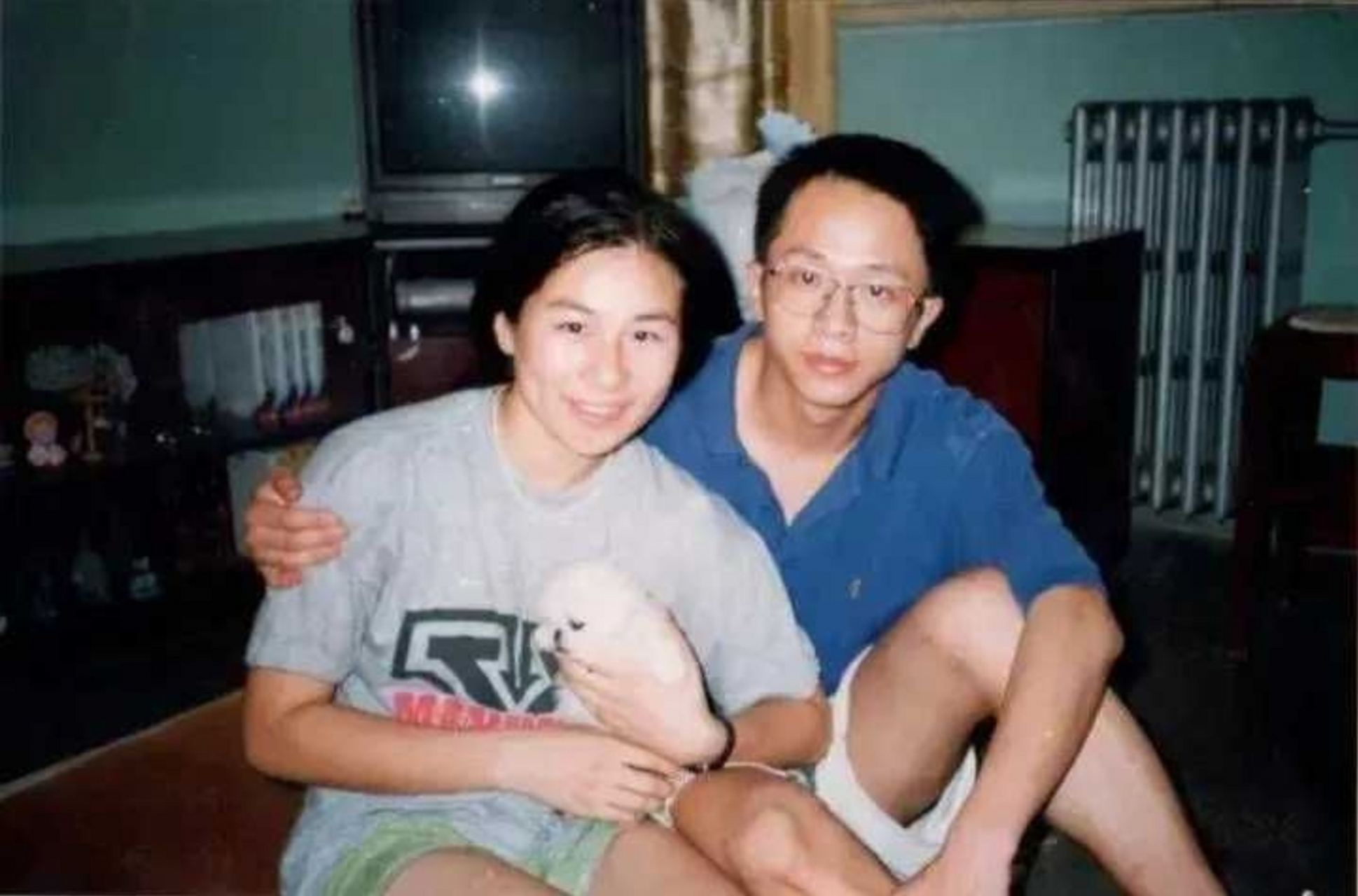 红衣主教周鸿祎和胡欢离婚了,胡拿90亿分手费,周拿75亿.  2.