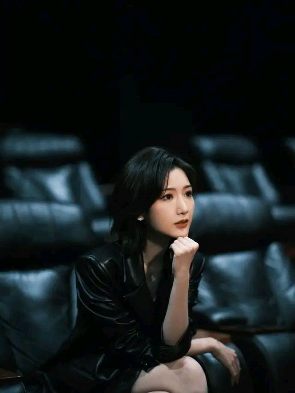 毛晓彤出席电影首映礼,穿皮衣皮裙扮"下衣失踪",这腿太真实了!