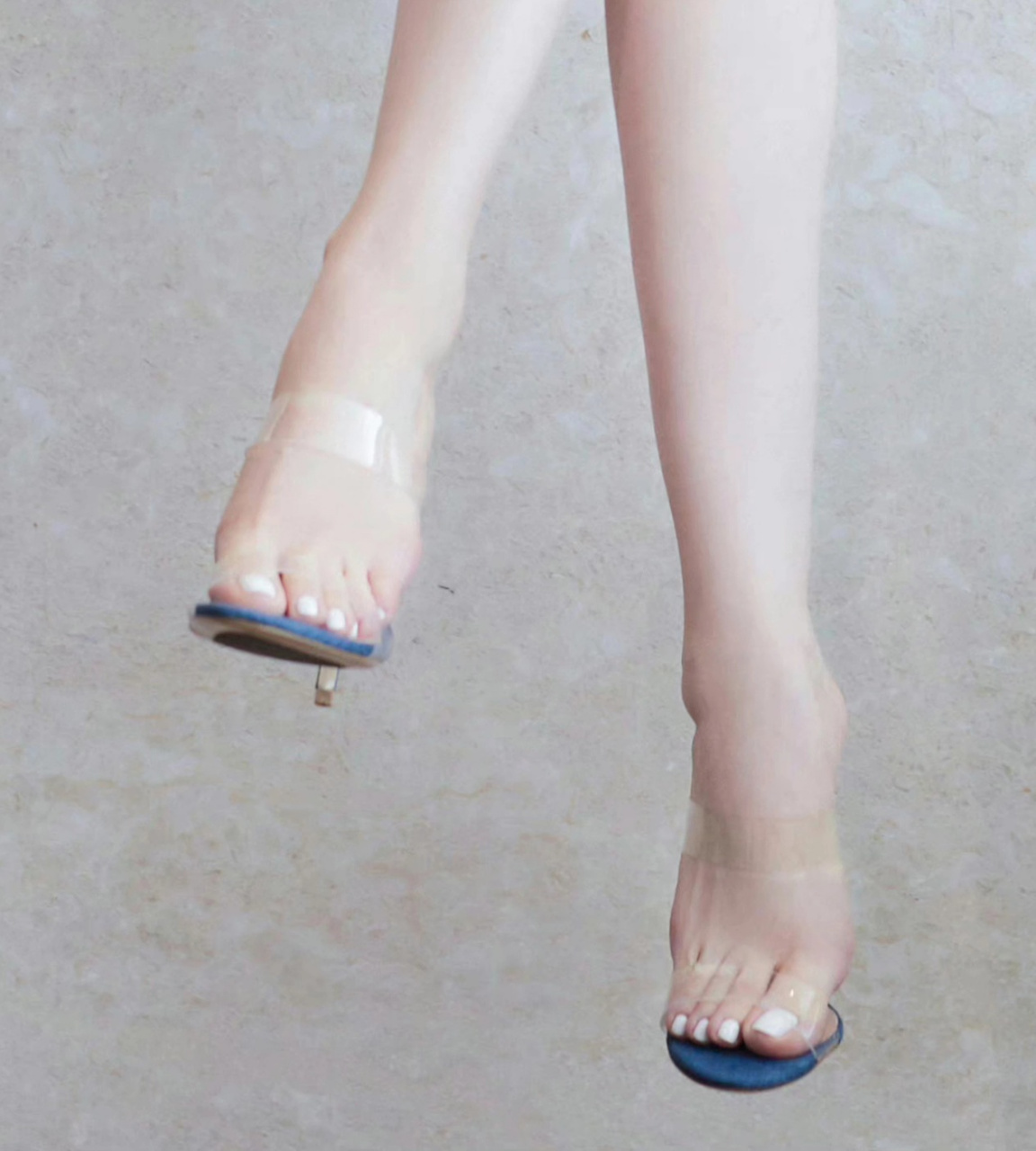 女神迪丽热巴的小胖脚真是太可爱了,感觉脚上的凉鞋都快装不下了.