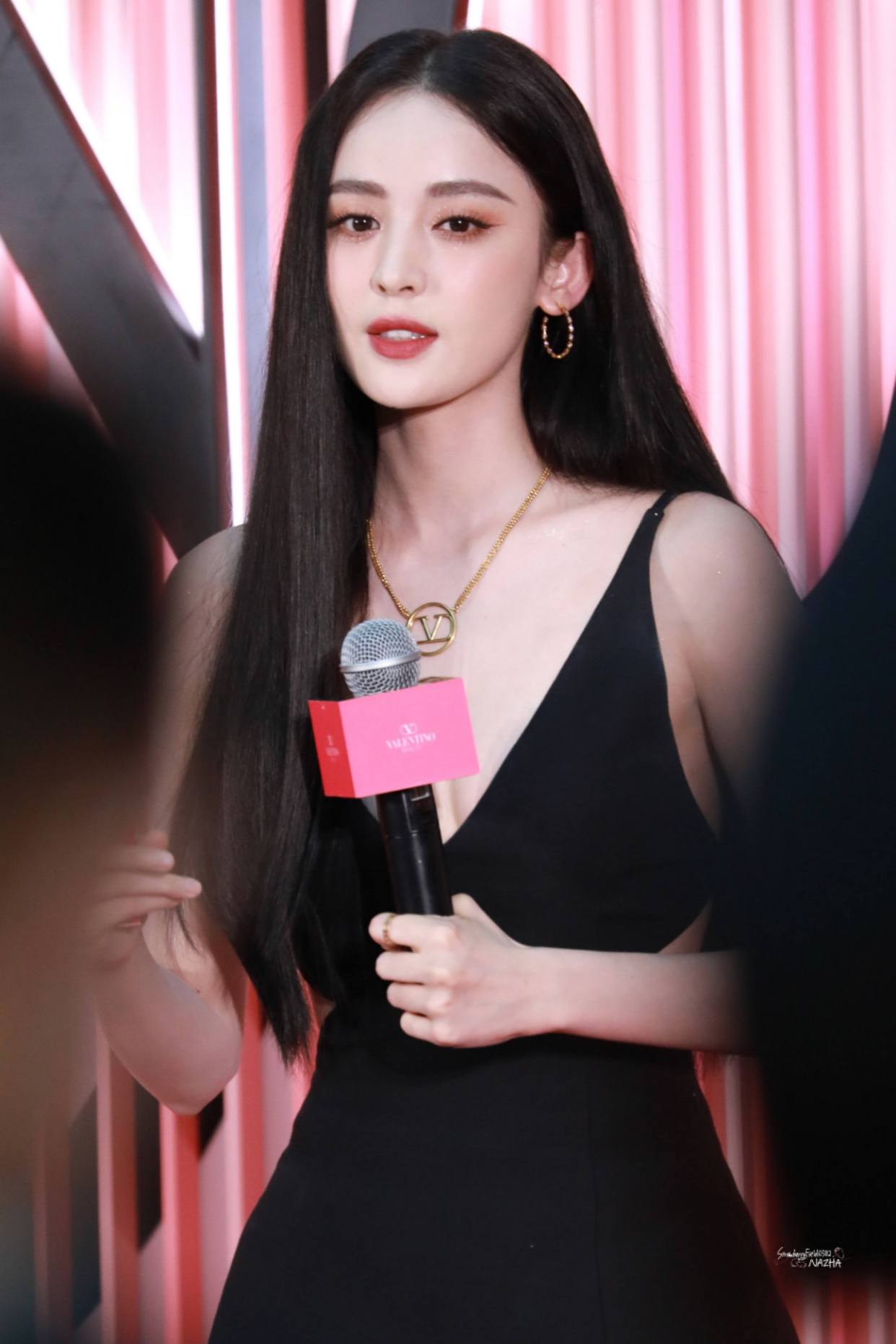 古力娜扎黑长直,深v露背黑长裙,网友:太美了!