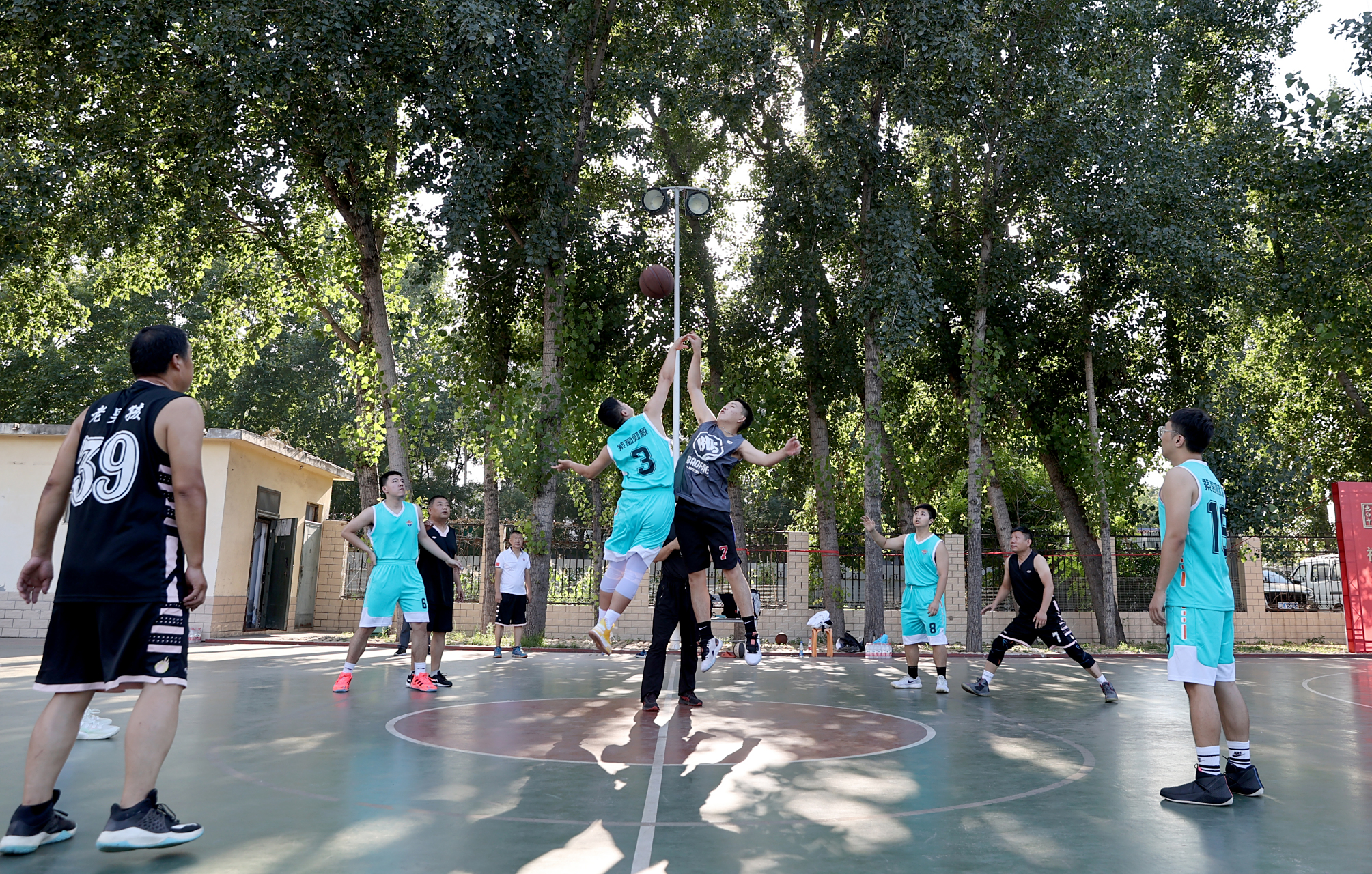 李中华 摄  7月29日下午,"庆百年二中 恰同学少年"安阳市第二中学第九