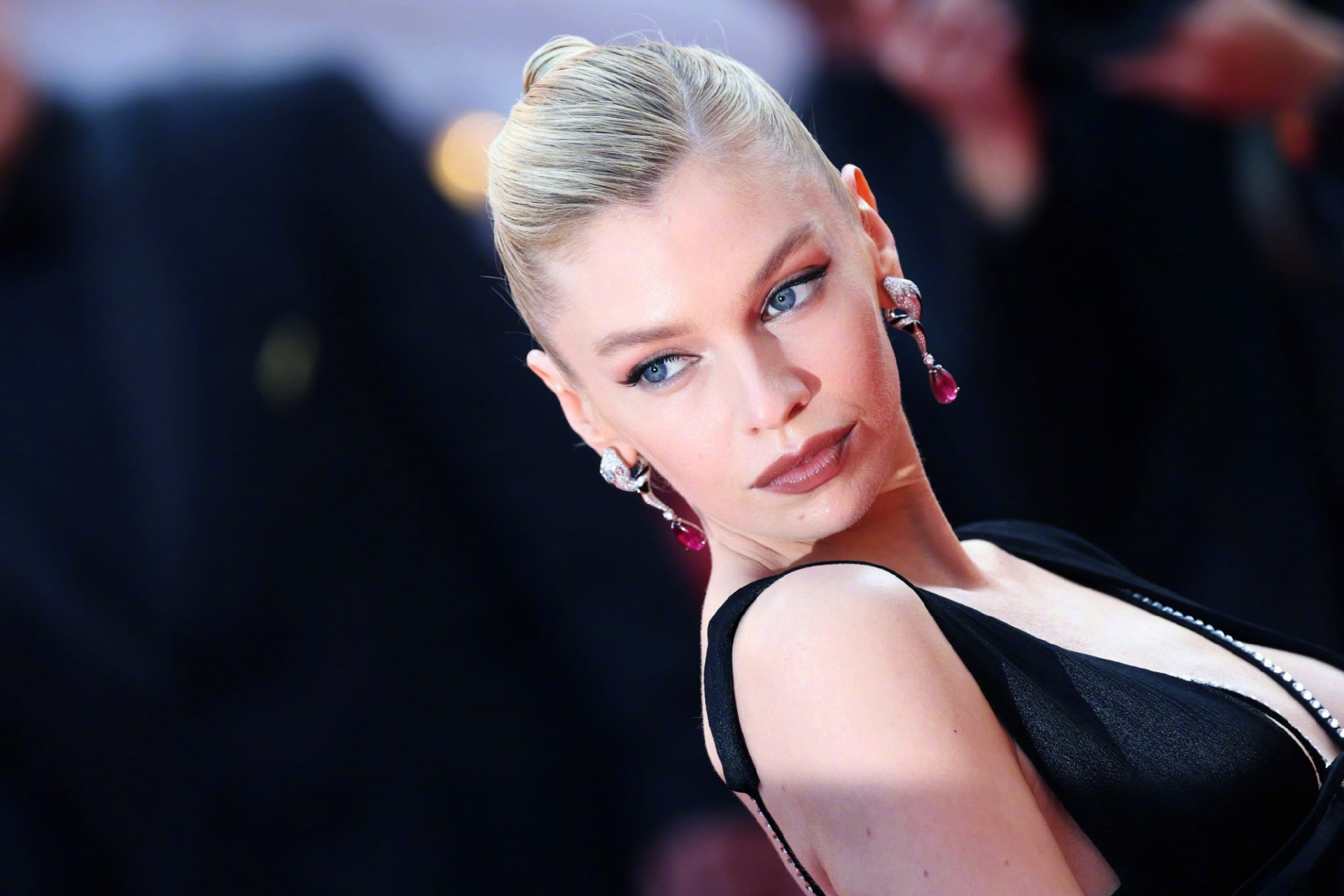 stella maxwell 戛纳电影节红毯,黑色缎面礼服,性感镂空剪裁,搭配利落