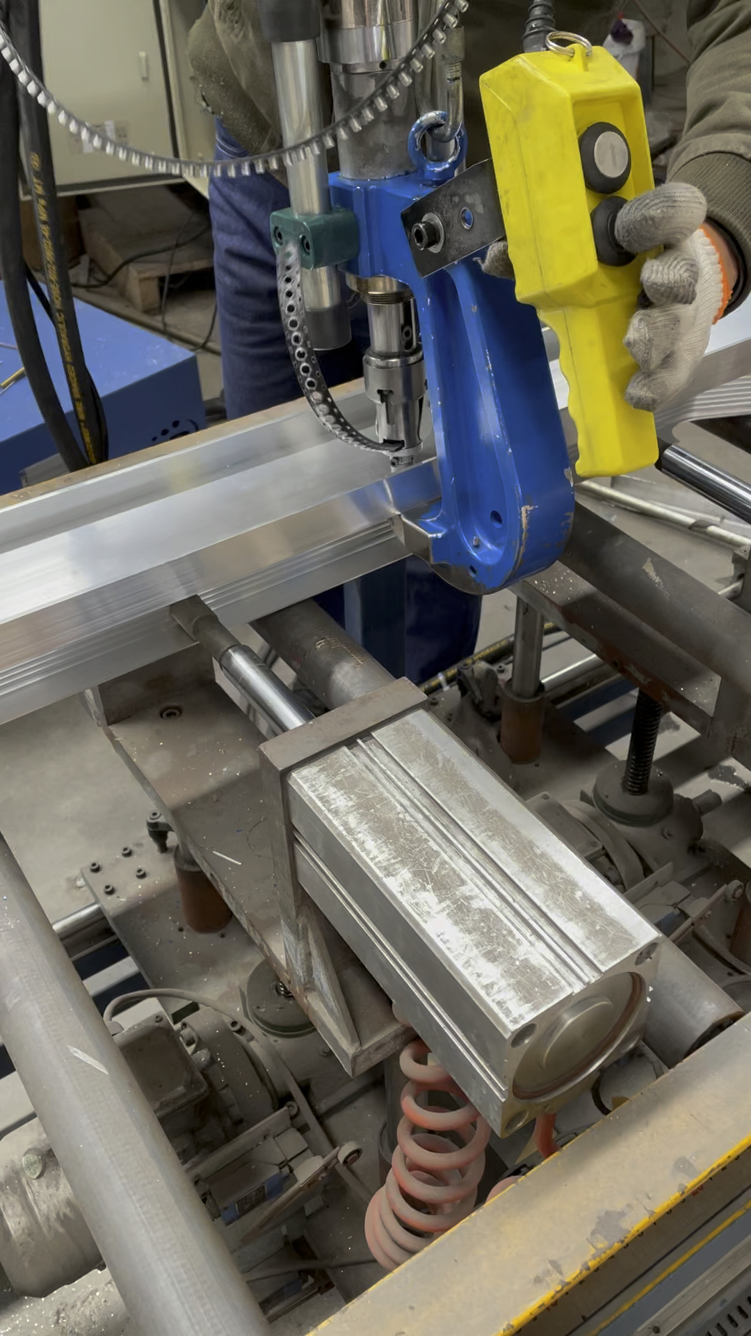 武汉贝瑞克密集母线槽铆钉枪,母线槽铆接设备