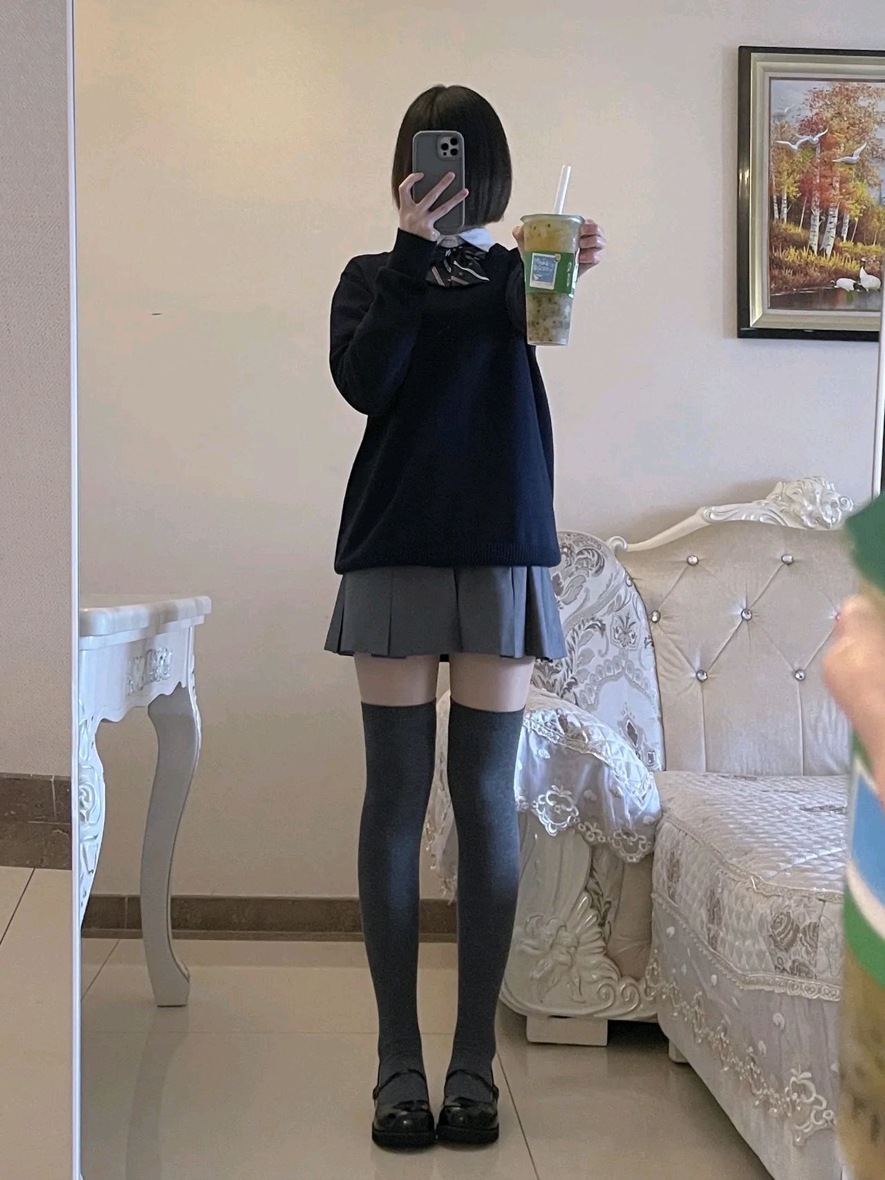 甜美女生的秋季穿搭,灰色长筒袜搭配百褶裙让你更时尚