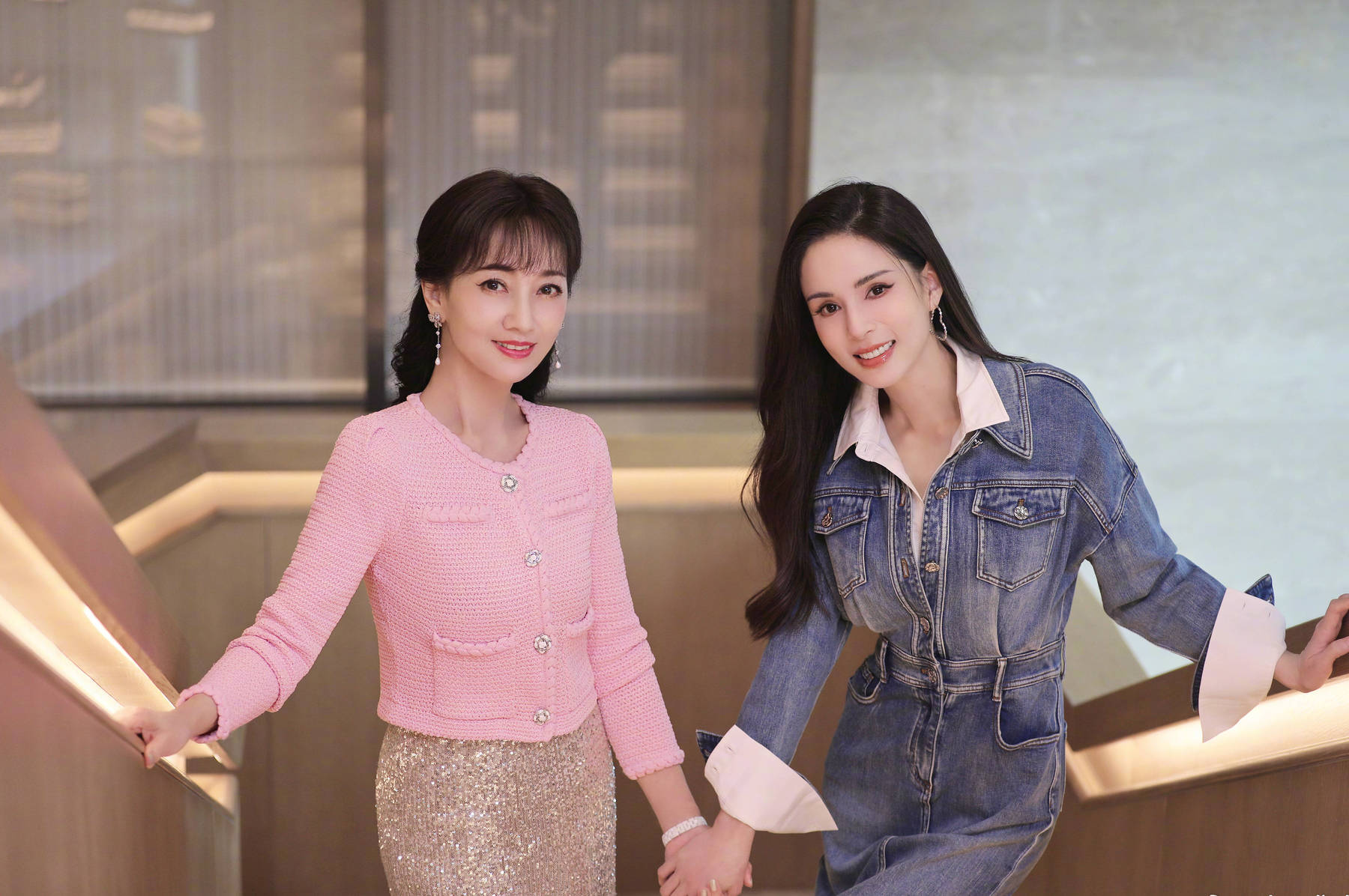 赵雅芝晒与李若彤合照,女神牵手同框美出新高度