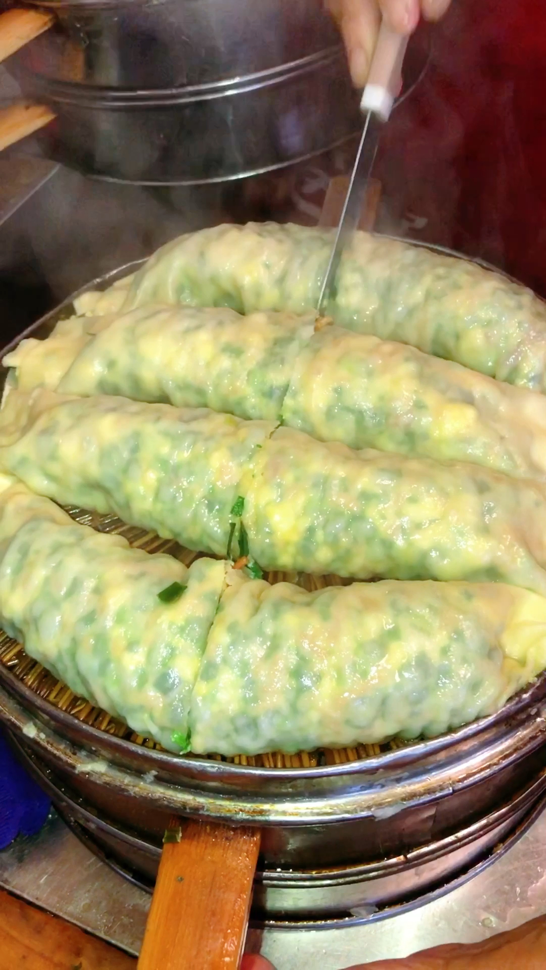 郑州网红美食菜莽,一笼四个18块,好不好吃,人气决定一切!