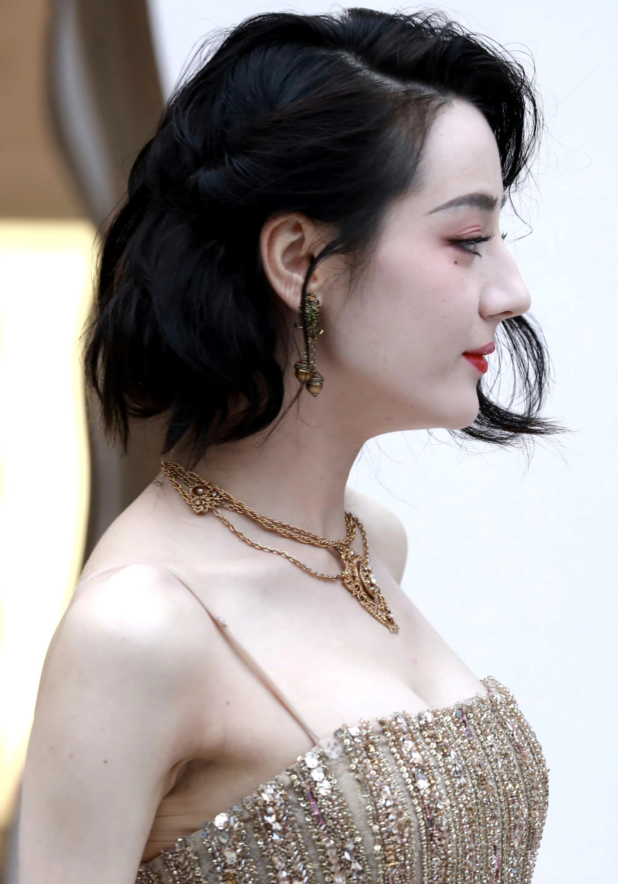 迪丽热巴轩尼诗生图,近距离怼脸拍, 短发侧颜真是美呆了 [舔屏]#养眼