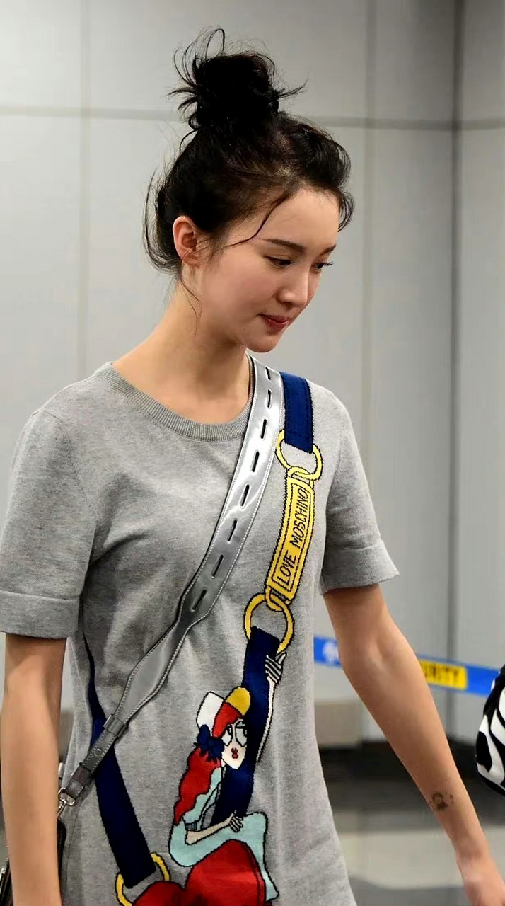 早期的金晨可爱又漂亮,还肉肉的,不愧是北舞校花,你喜欢哪个时期的她?