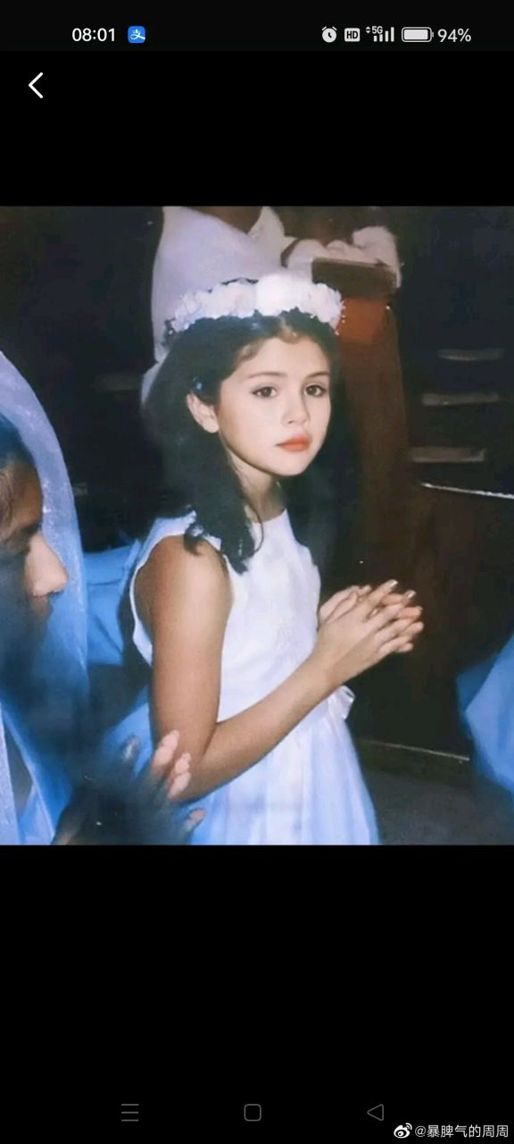 海莉紧随赛琳娜晒童年照?模仿不可怕,谁丑谁尴尬!