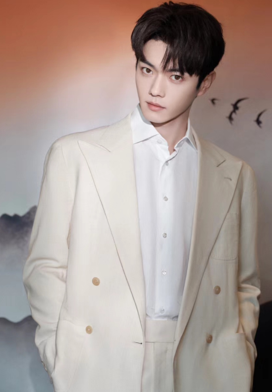 许凯现身广东参加活动,回到家乡状态特别好,米白色西服套装配黑皮鞋