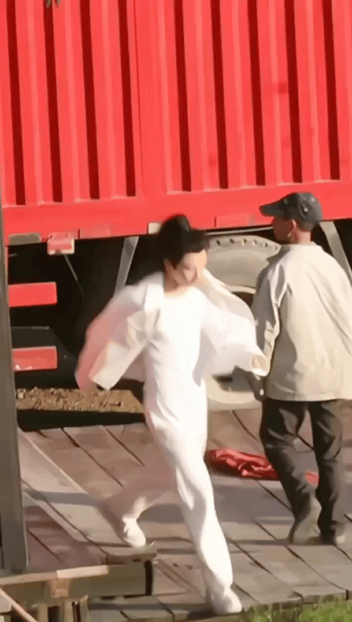 片场欢快撒欢的傅诗淇～#成毅# #成毅卢云# #成毅英雄志