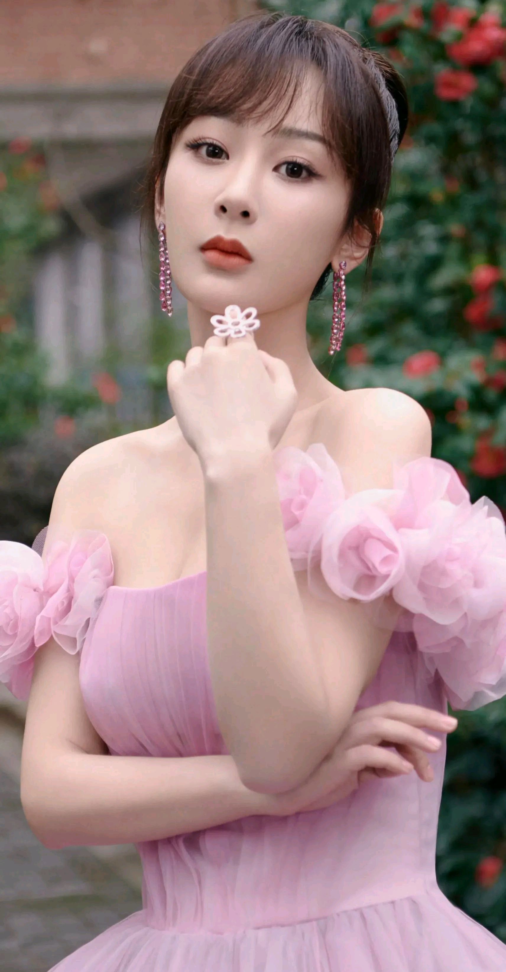 邻家女孩杨紫大秀香肩锁骨,美得让人无法释怀