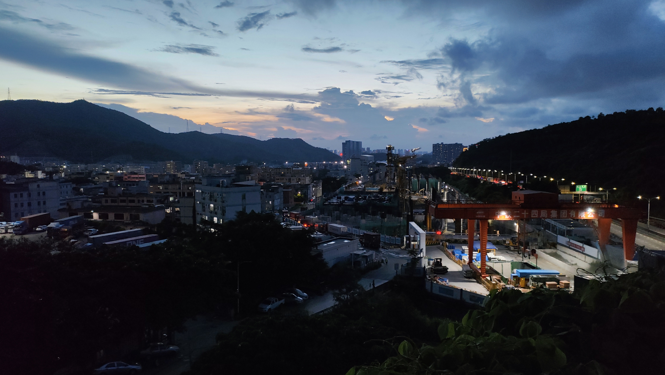 夜幕下的深圳西坑村