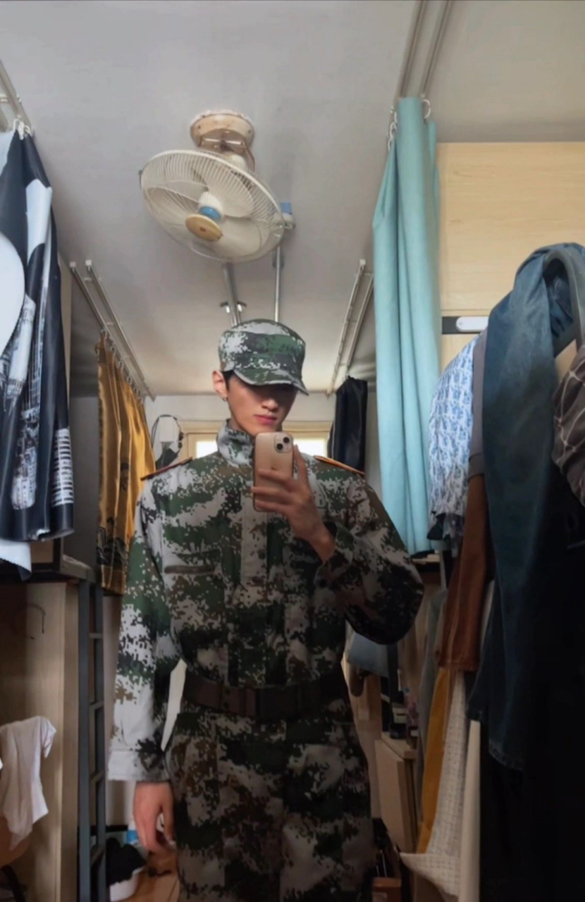 大学生军训时期的宿舍自拍 676767,颜值如何?#颜值# #今日男友