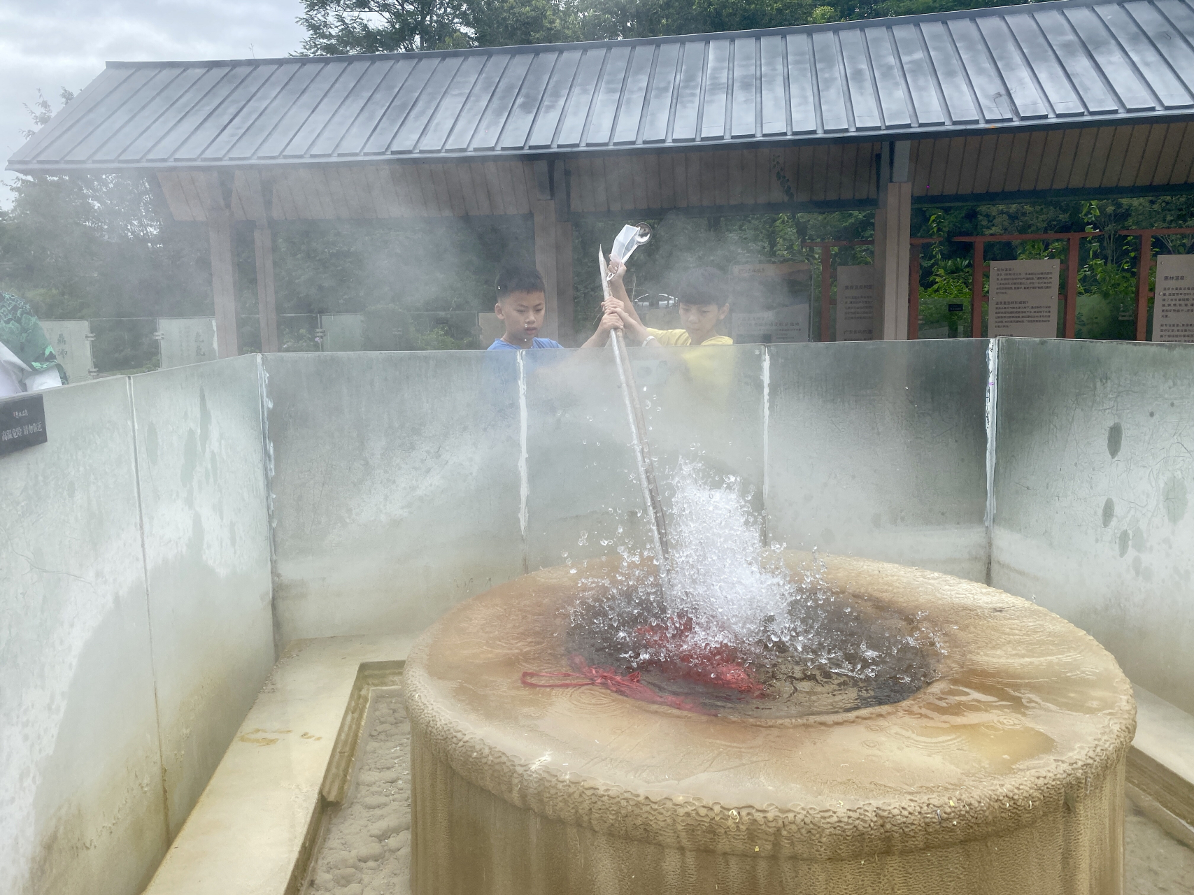 其实就在广东惠州横沥镇的黄沙洞村,就可以泡到最为纯正的温泉  这边