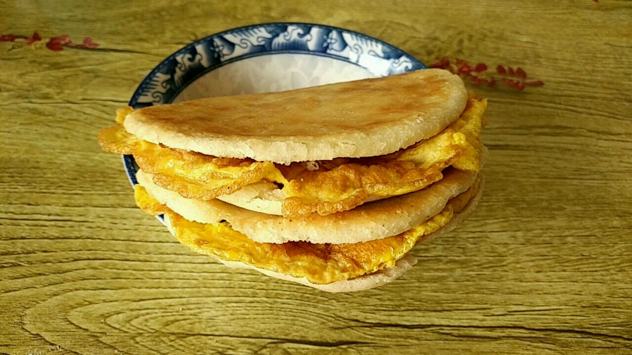 香酥可口的早餐,烧饼加鸡蛋