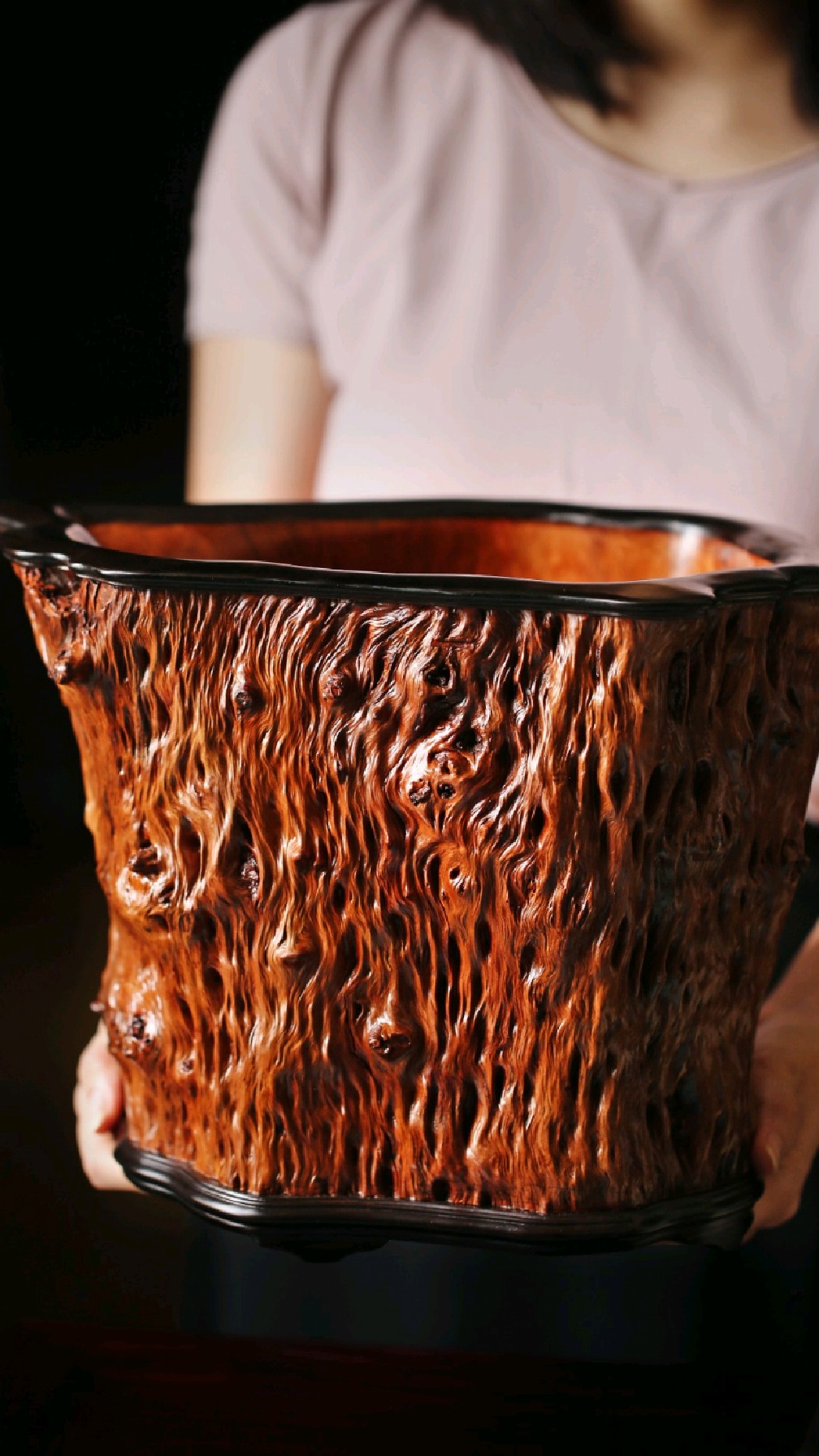 荔枝木笔筒,纹理似水似云,置案头纳物,增添雅趣-度小视