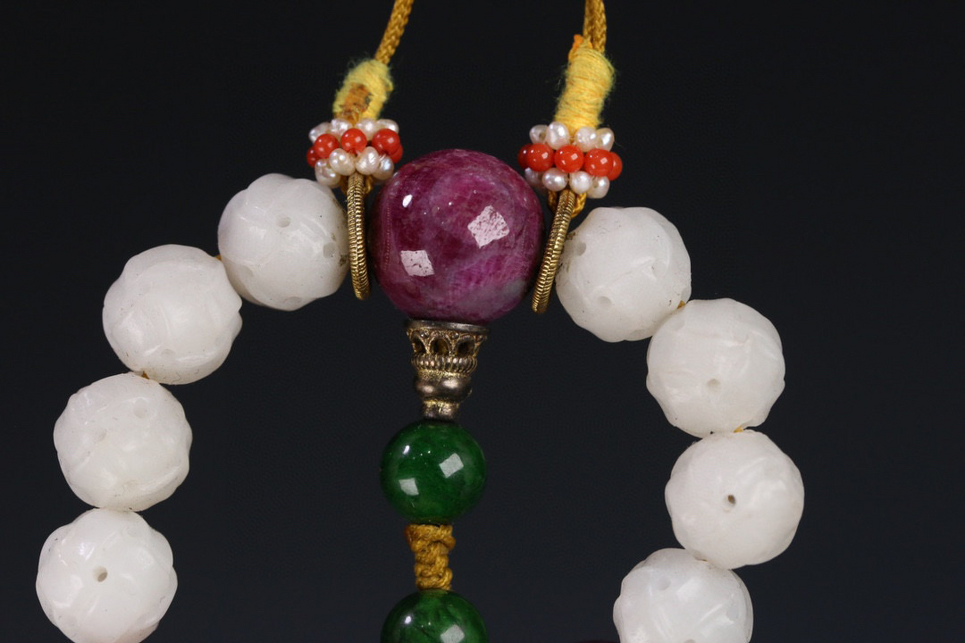 旧藏 清代 和田玉绳纹朝珠,十八子,玉马雕件一套.尺寸1.2厘米,玉马5.