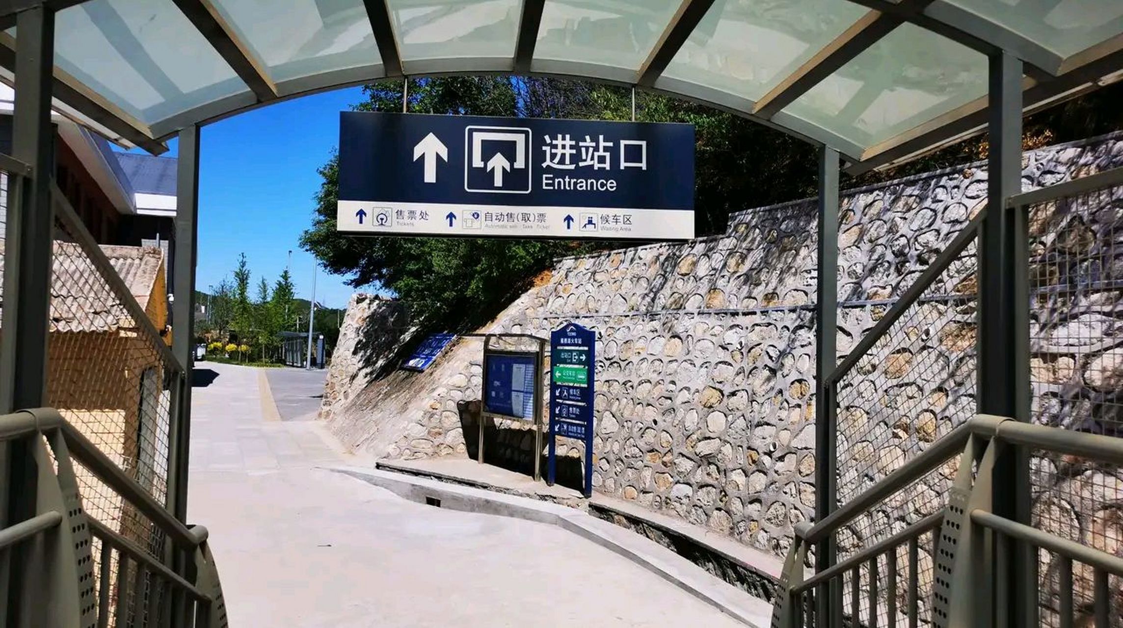 北京怀柔雁栖湖站,原名范各庄站,是一个京通铁路上的四等站,位于北京