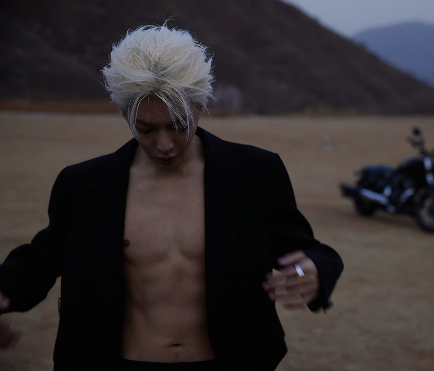 侯明昊晒腹肌照