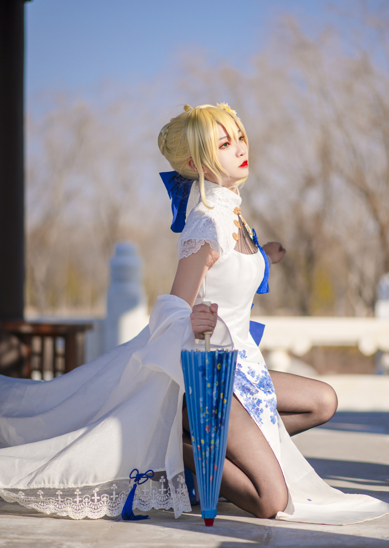 湖边石桥上,撑着油纸伞,穿上旗袍的saber,这样的吾王你喜欢吗