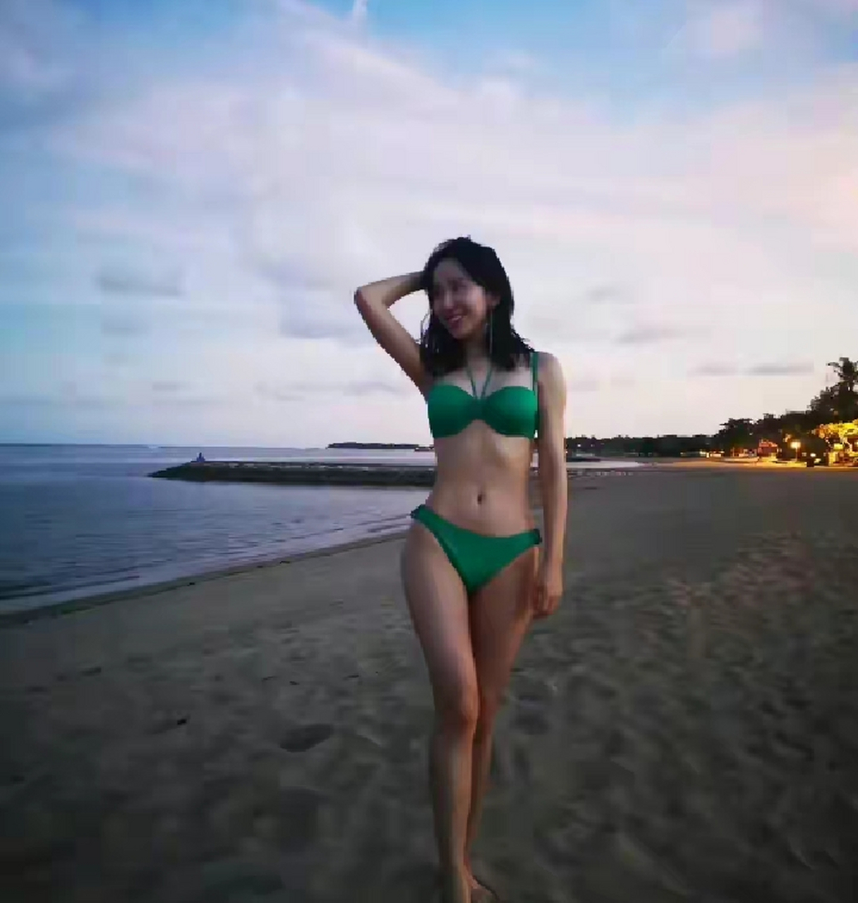 娄艺潇自曝体重超120斤,沙滩比基尼写真曝光超性感  6月30日,陕西西安