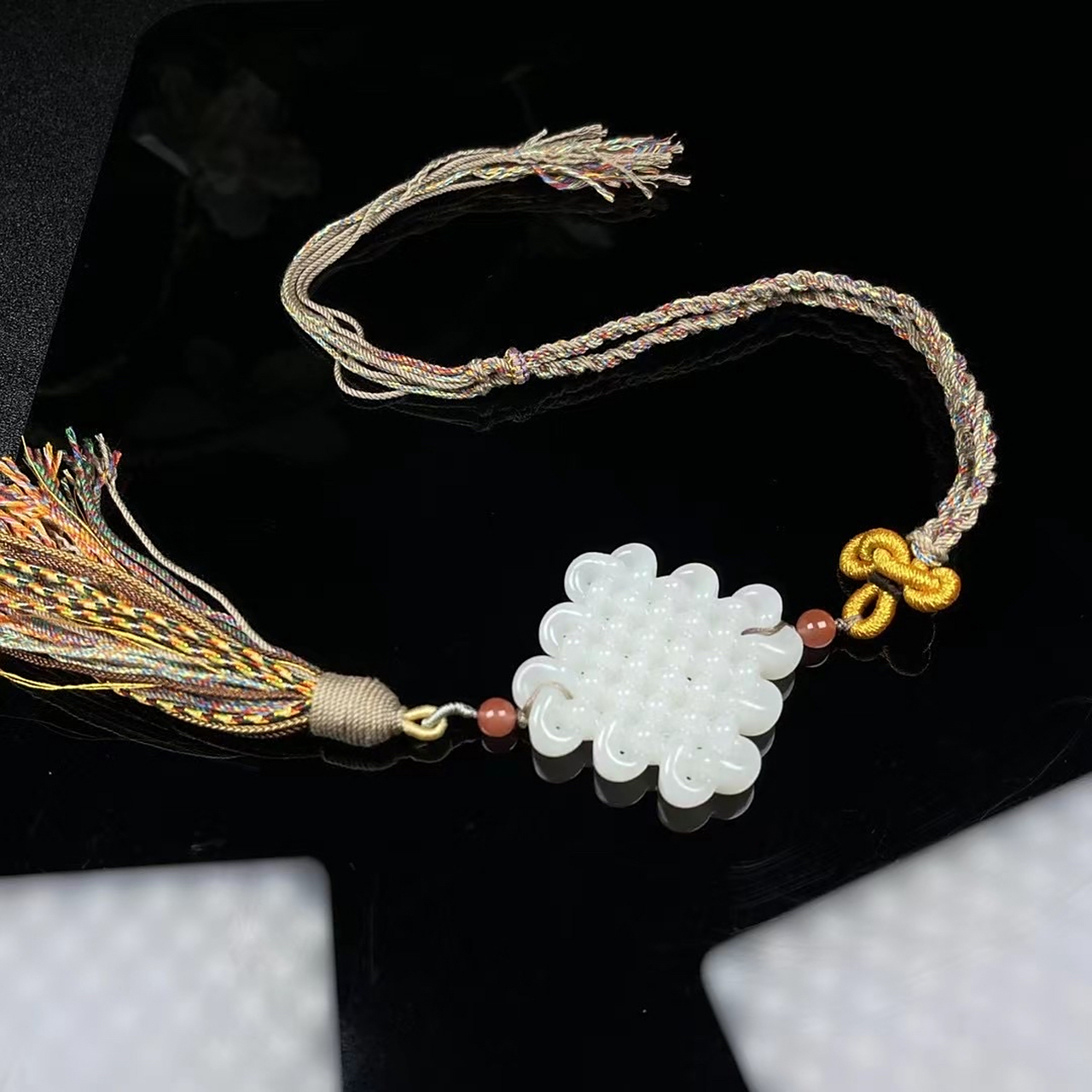 74090·〈和田玉中国结〉 和田玉中国结挂件,玉质细腻,精雕细琢