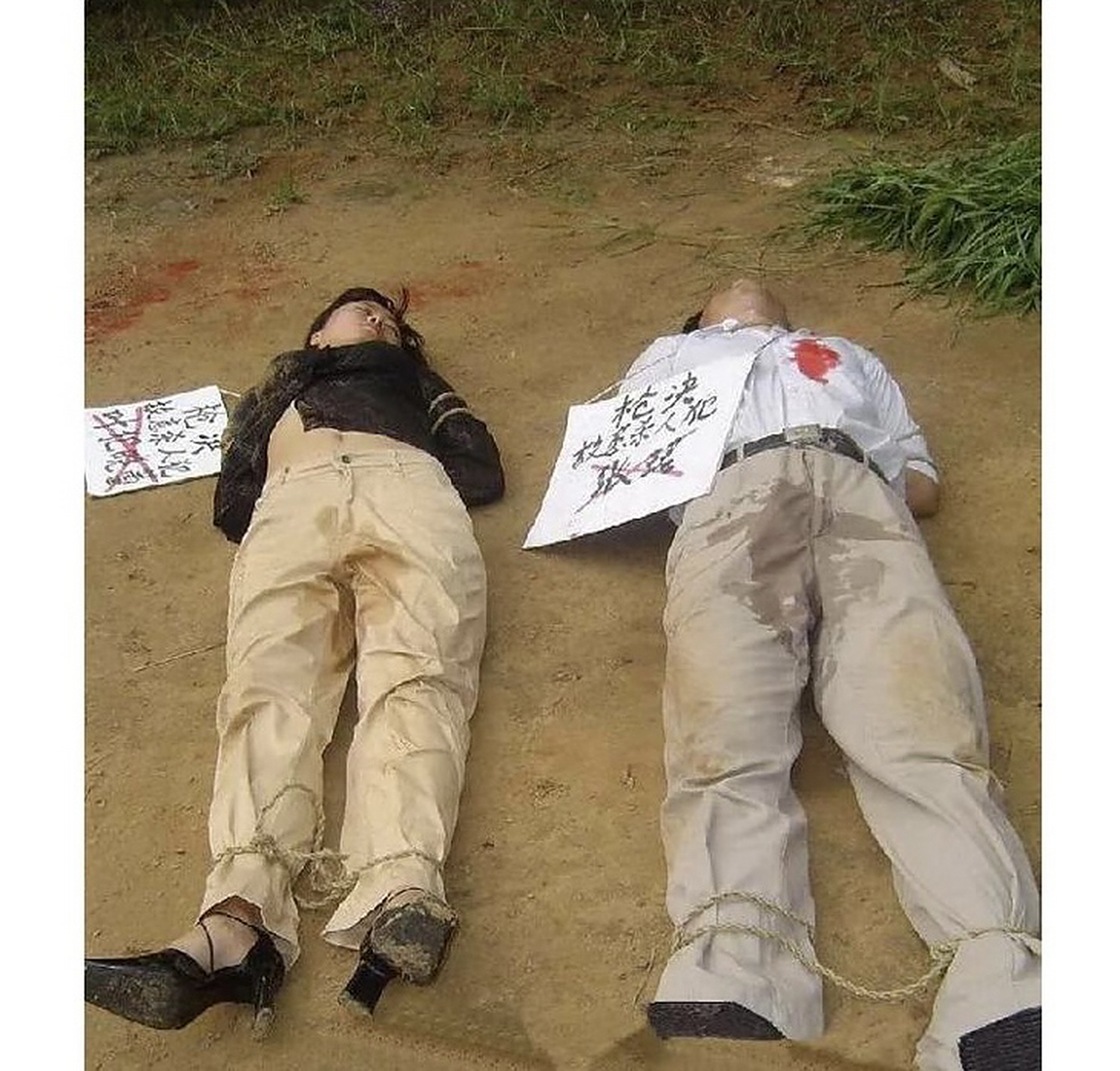 90年代,两名刚刚被枪决的犯人正在等待着收尸,他们吓的连裤子都尿了.