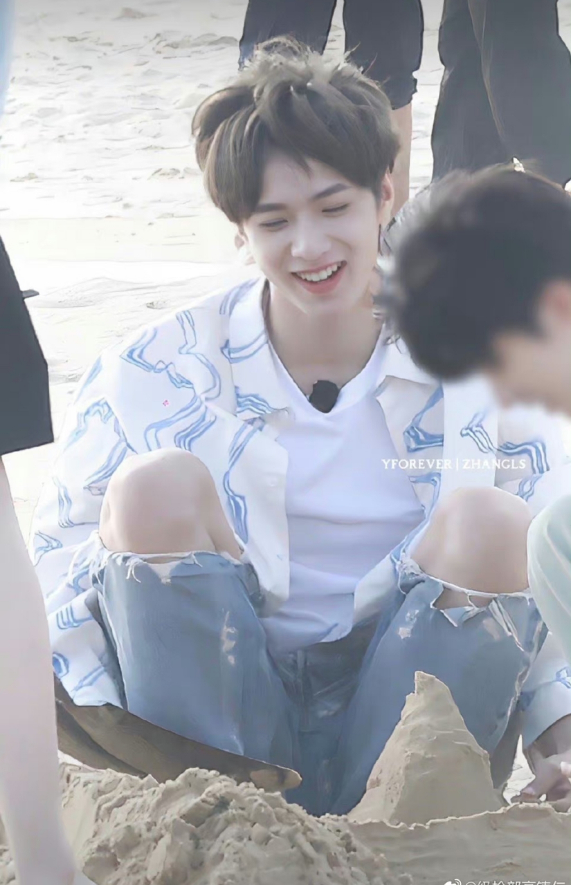 刘耀文裤子上的破洞随着时间的流逝,越来越大#时代少年团