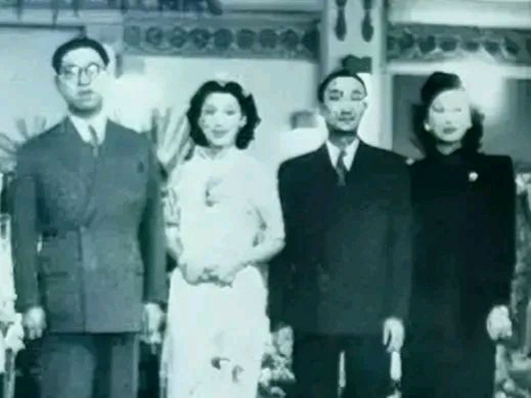 1992年,孔令侃在纽约公寓中去世,死吋身边空无一人,手里死死捏着一张