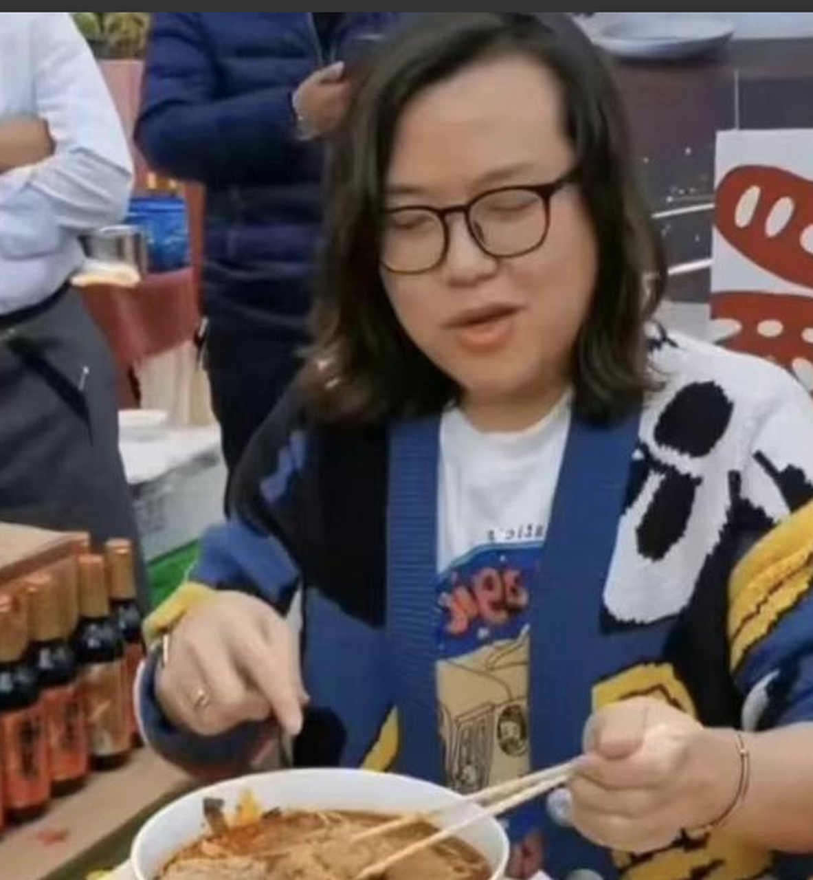 网红浪胃仙瘦成纸片人: 最近,大胃王浪胃仙衣着浅蓝色的针织短袖,在