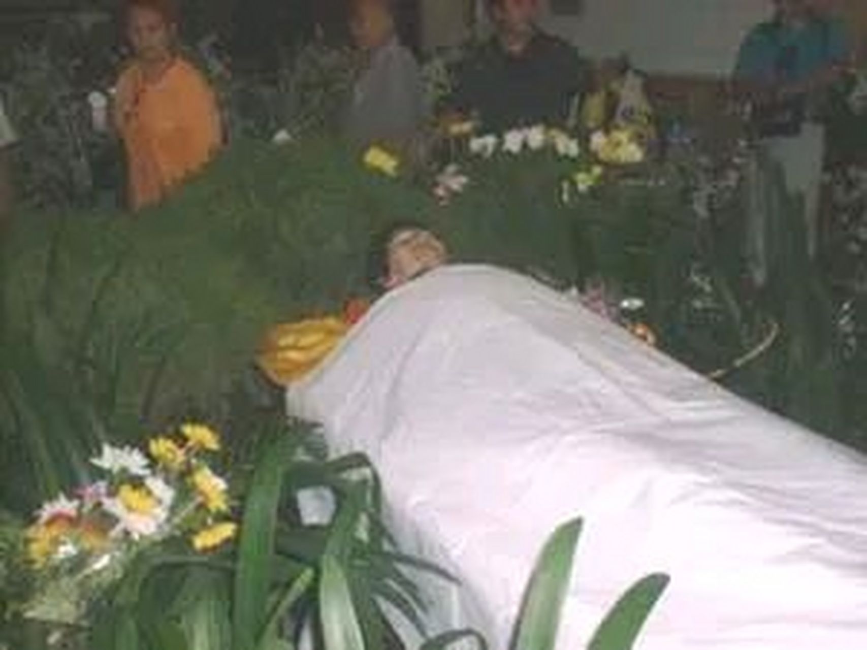 2000年7月,赵丽蓉病逝后,一张罕见的遗容,照片中的他身上盖着洁白的