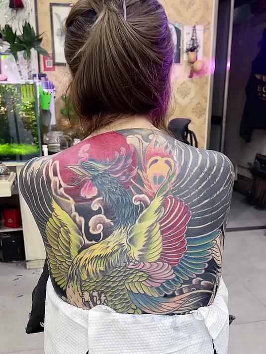 小姐姐满背纹身凤凰,自己以为非常酷,没人敢惹她