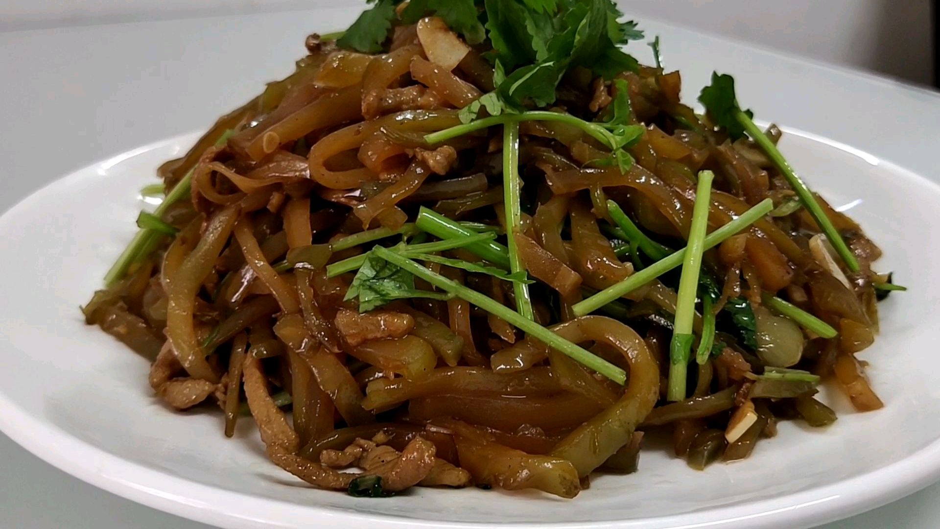 老厨给你分享,既能当菜又能下酒的榨菜肉丝,味道不错保存时间长