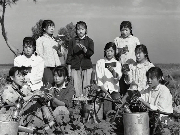 70年代女知青农村旧照,最后一张照片颜值秒杀当今很多女明星