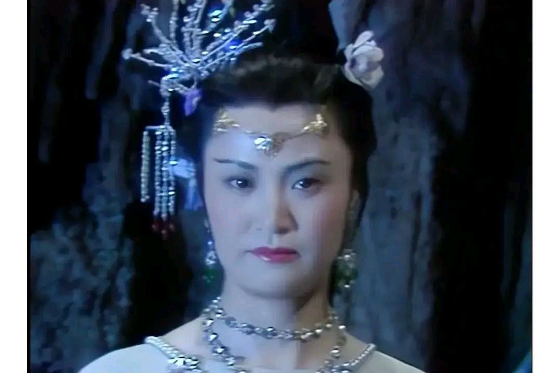 饰演白骨精icon的杨春霞老师竟然如此貌美. 果然是美人在骨不在皮.