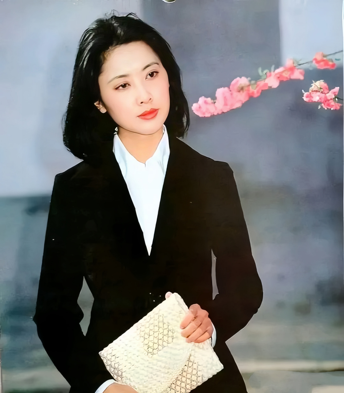 最美女儿国国王"朱琳,70岁穿衣得体打扮低调不扮嫩,端庄大气,越老越