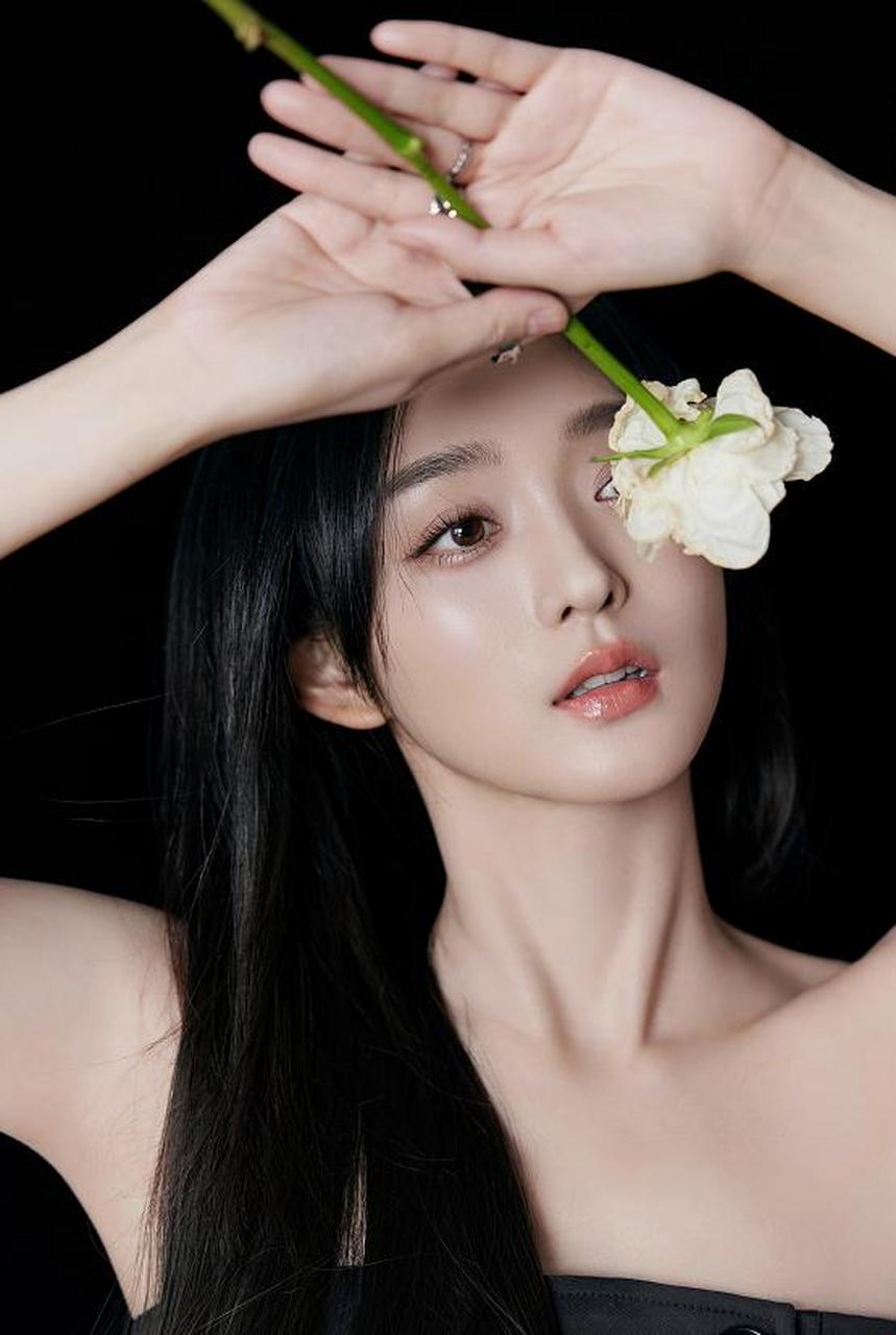 何泓姗身穿纯黑抹胸裙,既性感又优雅.