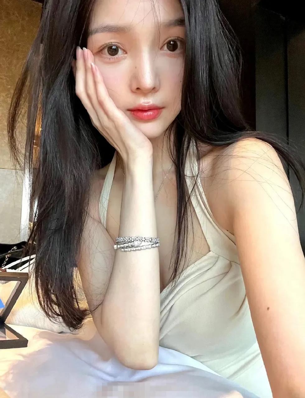 李现#  李现的恋情曝光,疑似是和网红晓雪谈恋爱,两人的ip地址高度