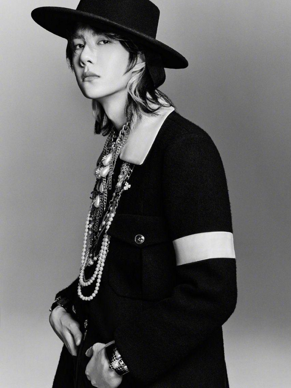 一人千面的王一博,挑染长发搭配圆顶黑帽,尽显潮流风情,灰黑的时尚独