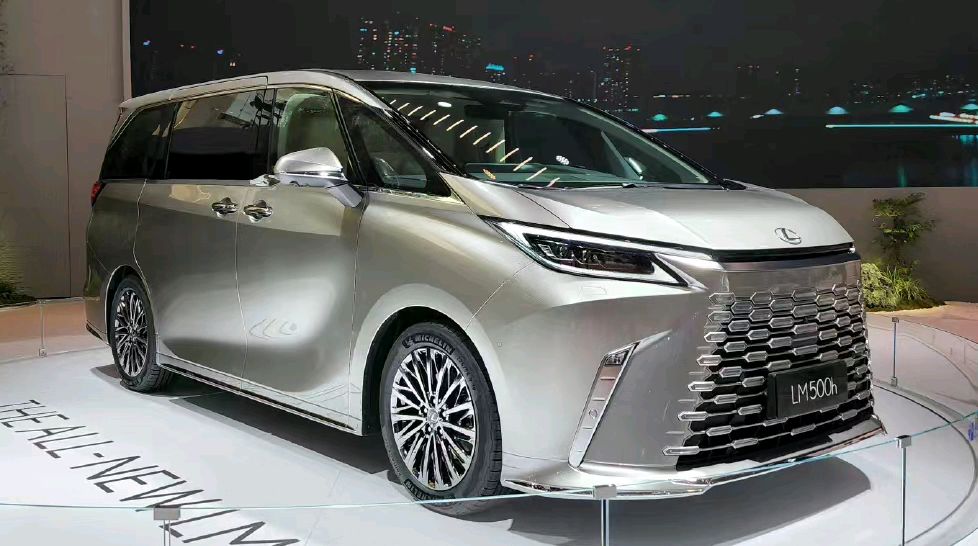 2023款雷克萨斯lm500h实拍,换装3.5t双涡轮引擎,豪华感十足