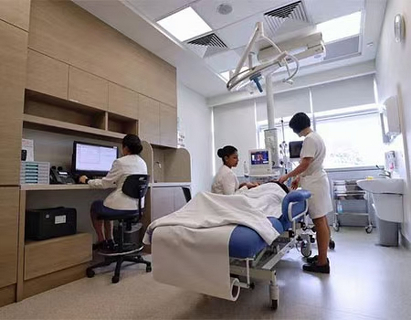 新加坡公立医院97设施齐全但就是缺医护,导致很多病房都是空的,不是