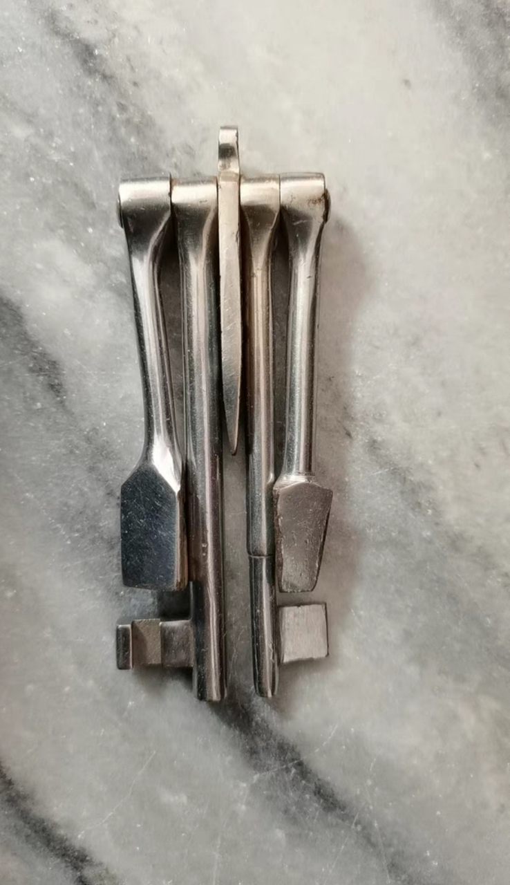 卖主是从烧煤取暖的绿皮车,电气化的空调车到高铁动车组,每次火车更新
