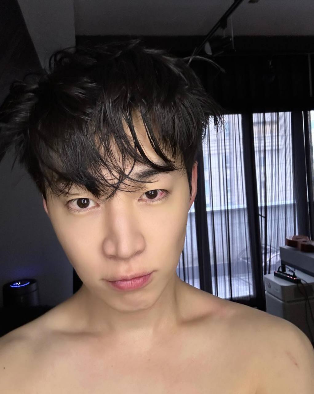 刘宪华早起自拍. 头发凌乱但是依然很帅啊 #明星动态# #刘宪华