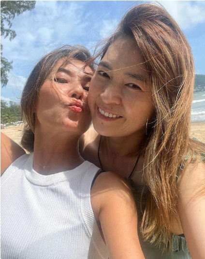 汤镇业前妻姜坤曝近况!国外秀大长腿仍貌美,独自养大3娃仍单身