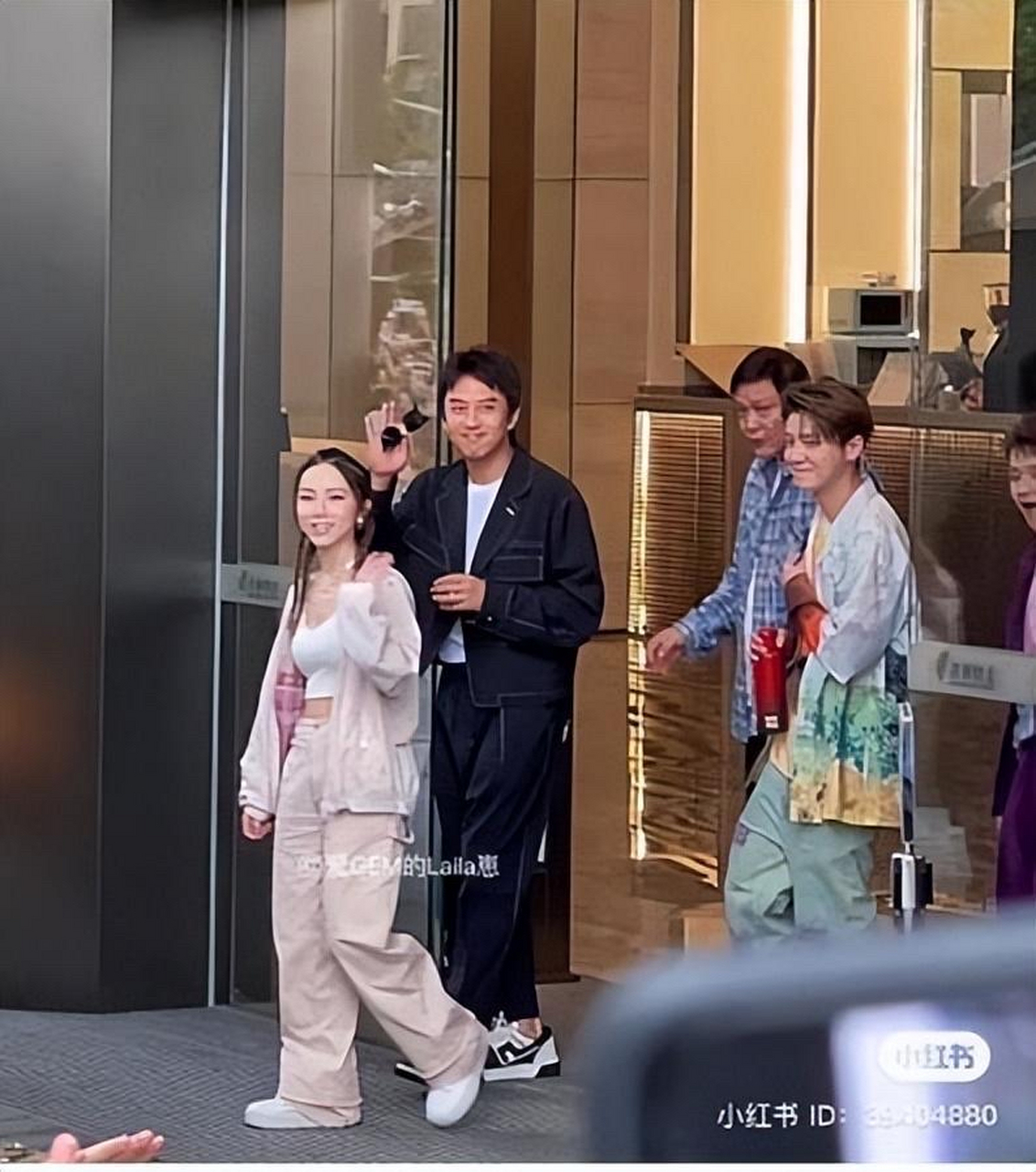 邓紫棋疑身高偷灌水!同框鹿晗成迷你人,网友笑翻 目测140公分#邓紫棋