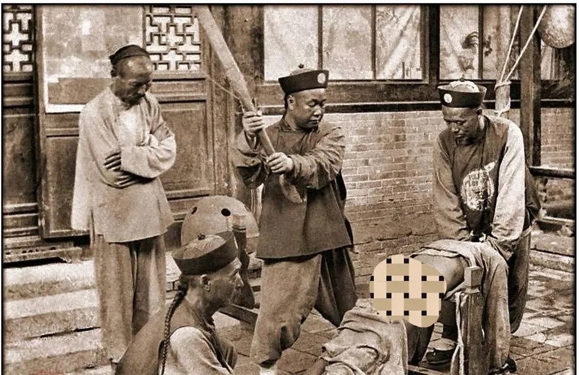 这张照片拍摄于清朝末年,一个囚犯正在接受"杖刑",这一幕被摄像师抓拍