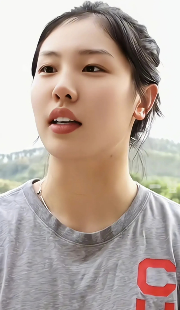 中国女篮首屈一指的美女,张茹,名副其实地展现了她的美丽,无需借助发