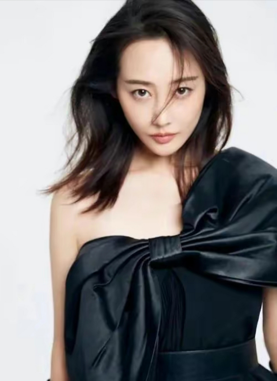 女星李纯太美太性感太撩人!容颜绝美,身材凹凸有致,气质优雅